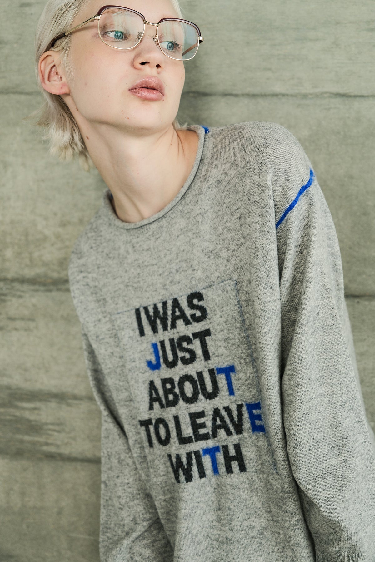 Round Slit Logo Pullover