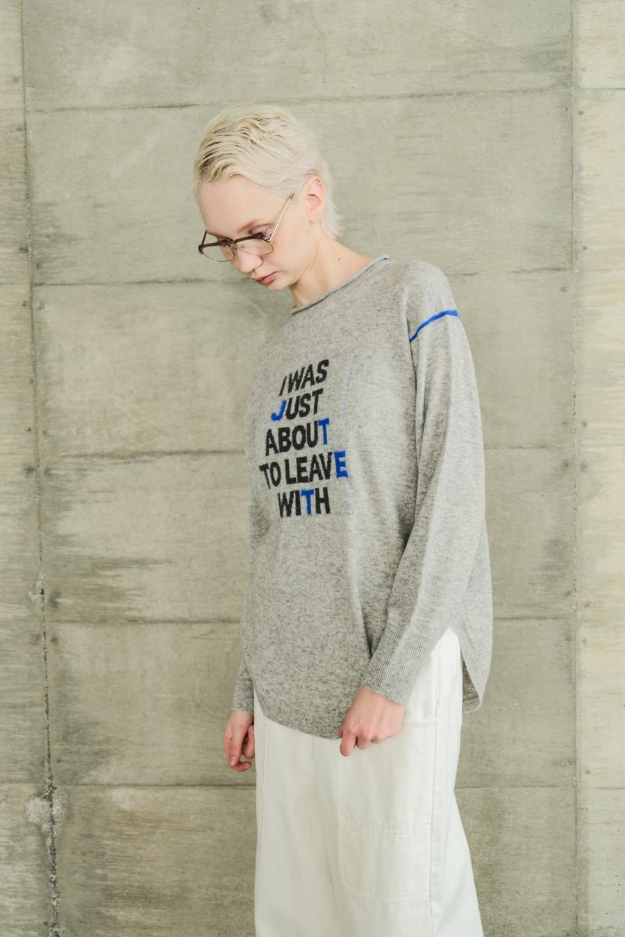 Round Slit Logo Pullover