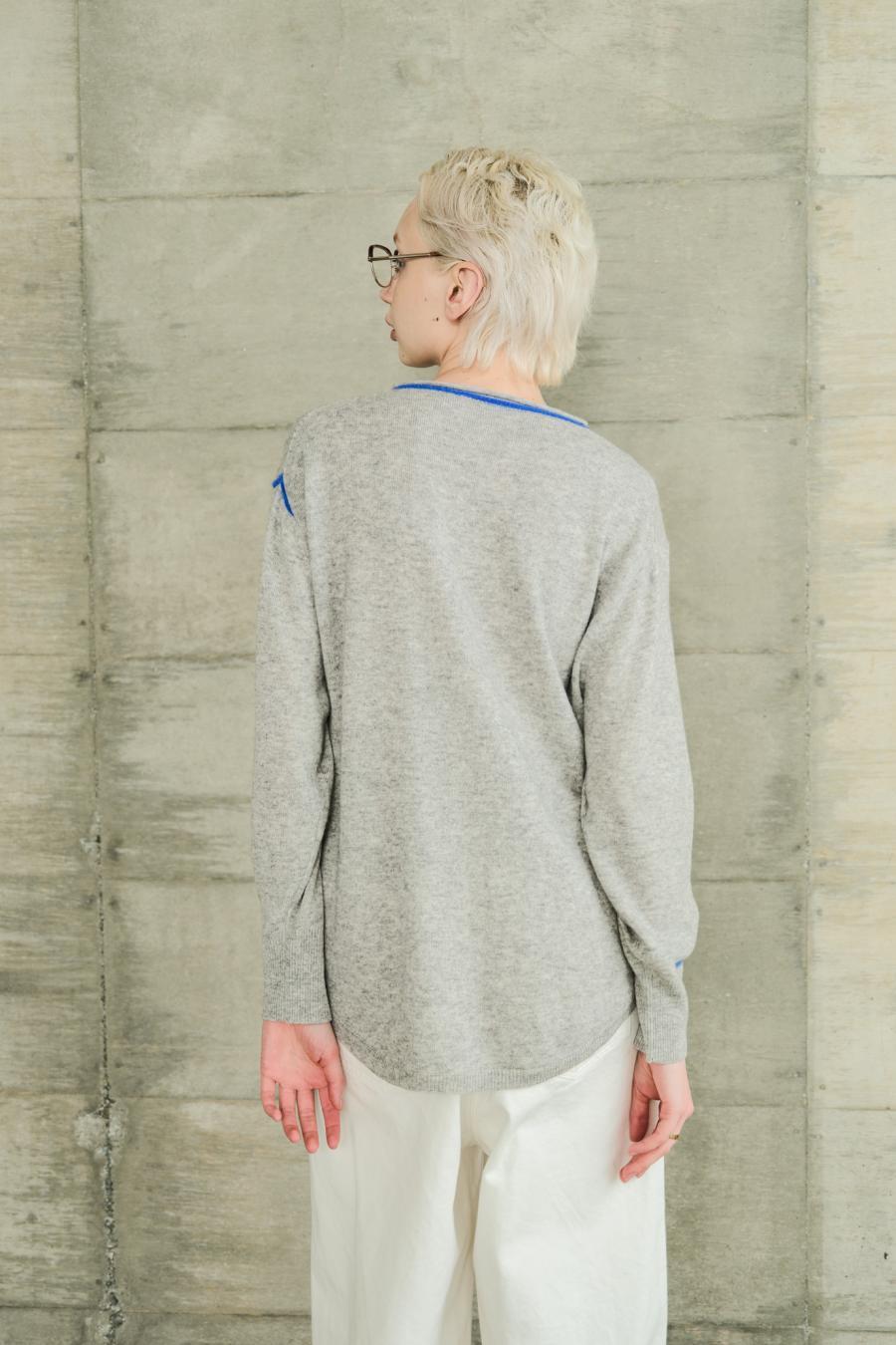 Round Slit Logo Pullover