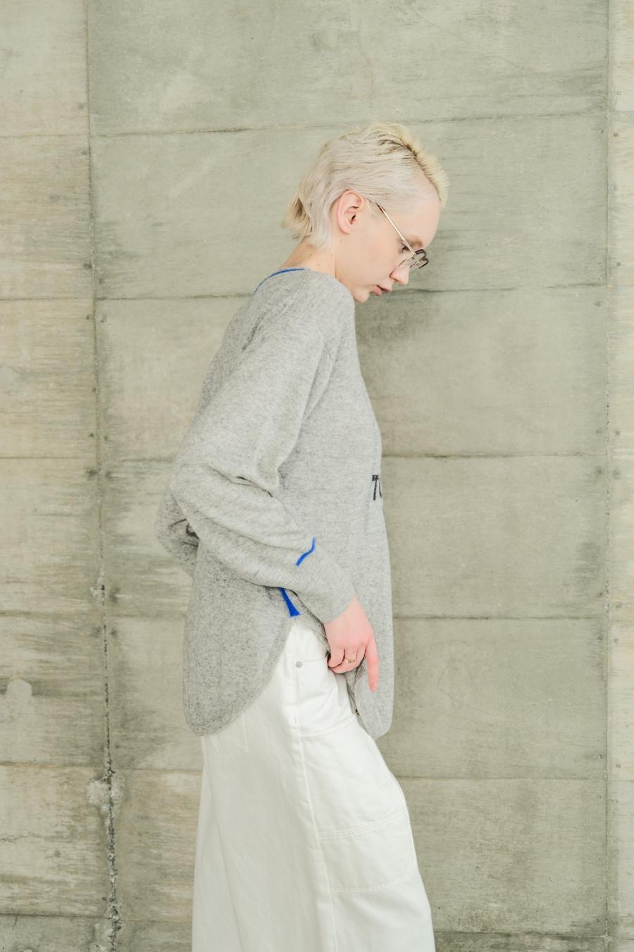 Round Slit Logo Pullover