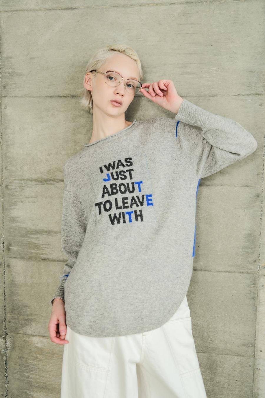 Round Slit Logo Pullover