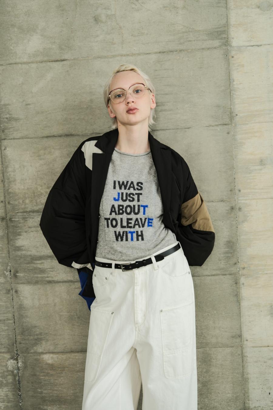 Round Slit Logo Pullover