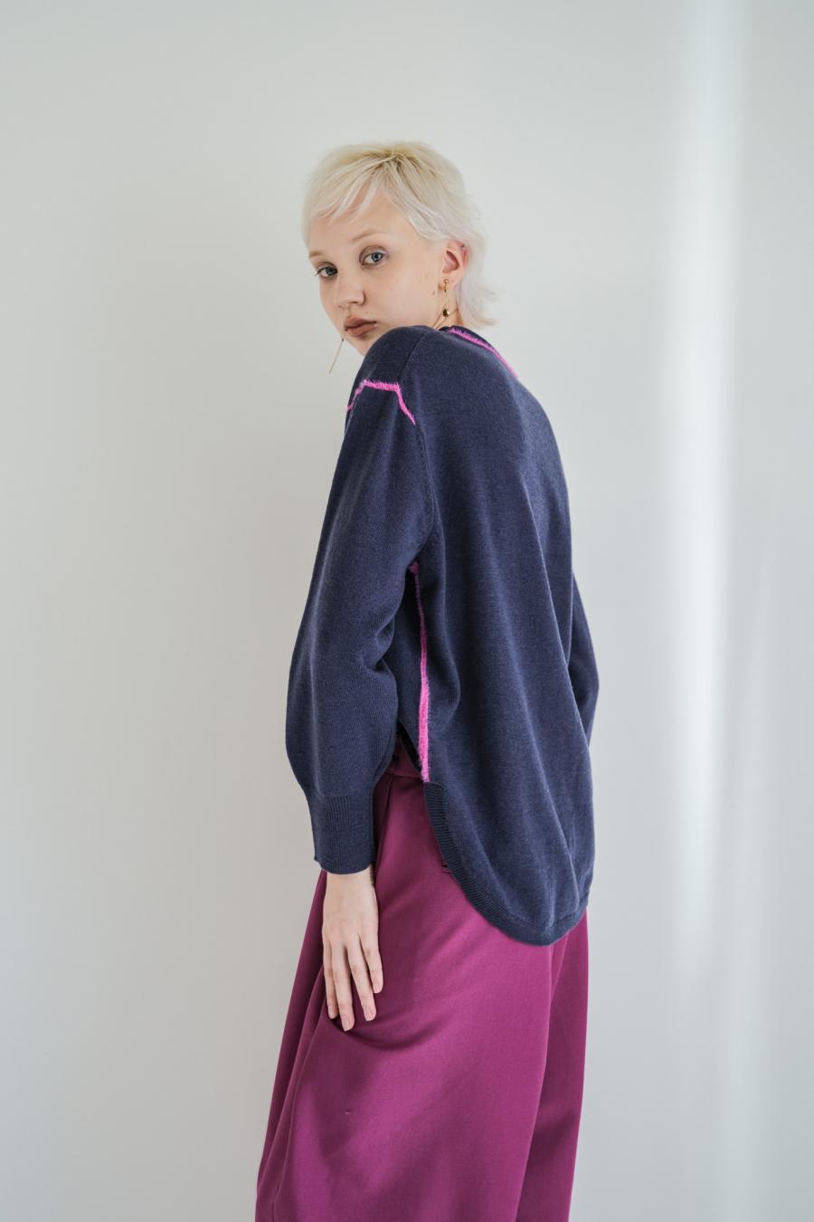 Round Slit Logo Pullover