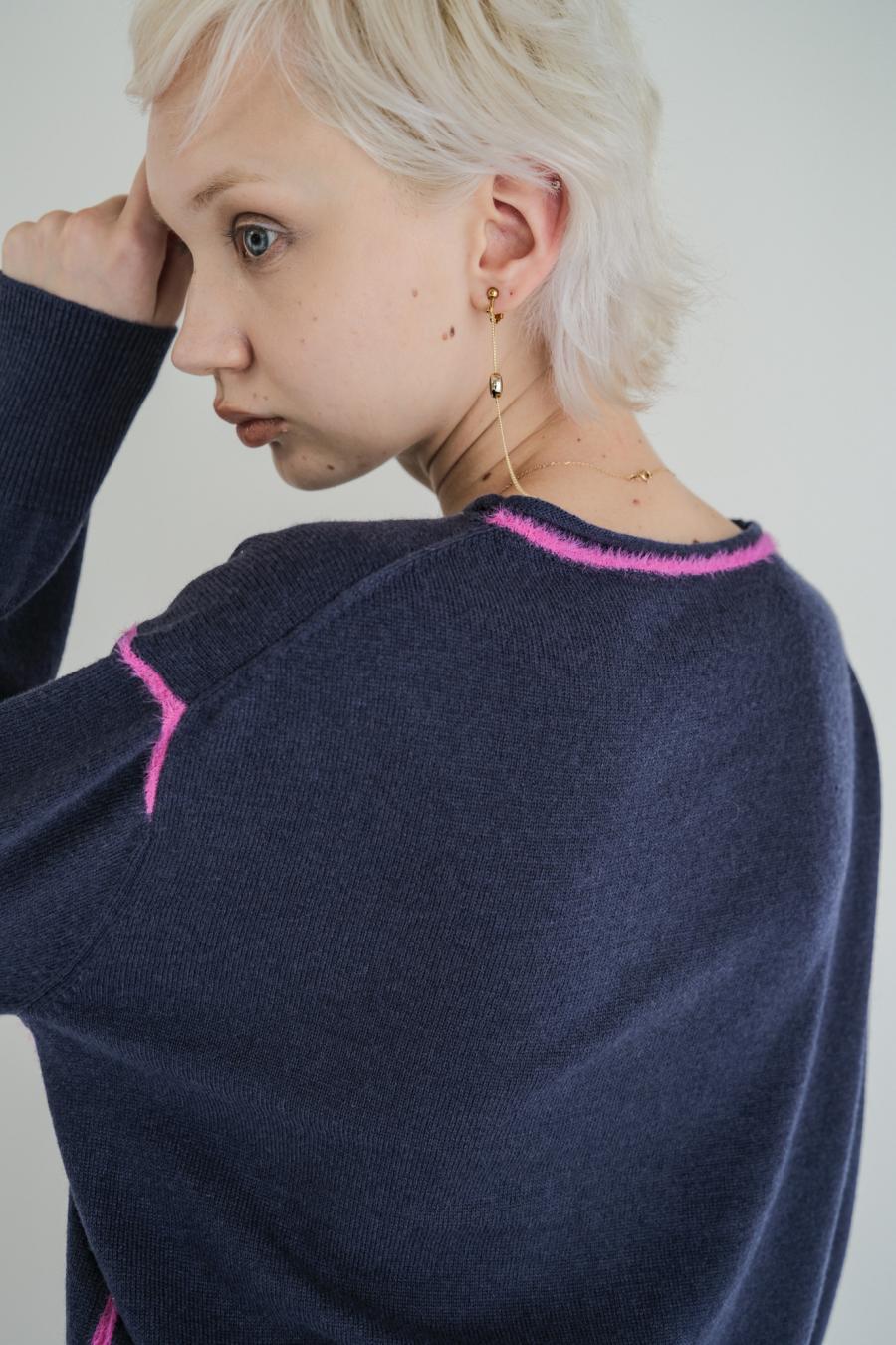Round Slit Logo Pullover
