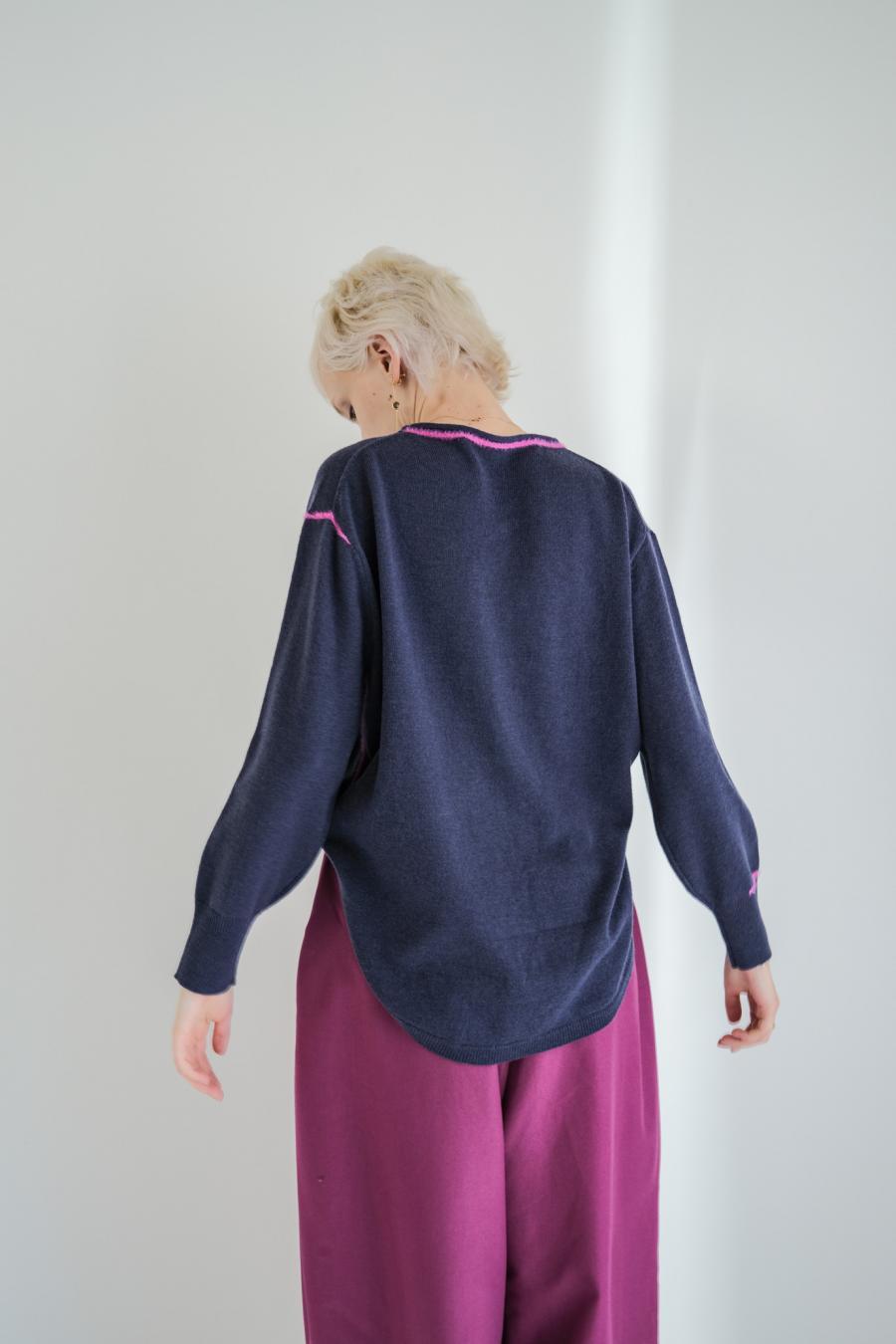 Round Slit Logo Pullover