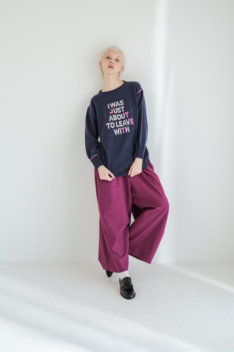 Round Slit Logo Pullover