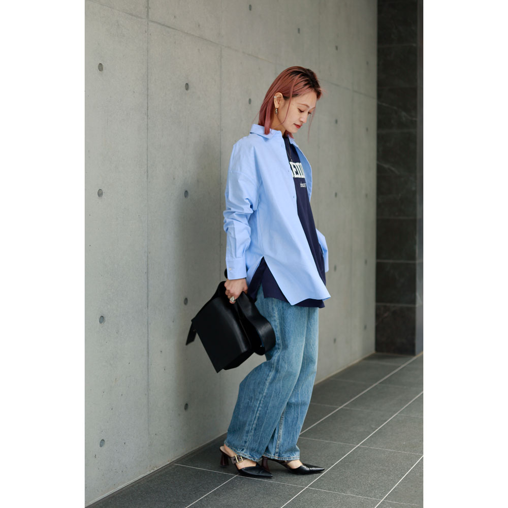 【ベーシックカラー】ネイビーTシャツ｜カジュアルさと知的さのバランスが絶妙_スタイル