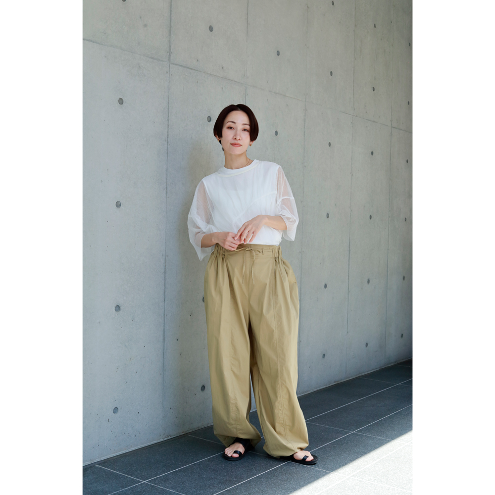  白メッシュプルオーバー × ベージュのワイドパンツ