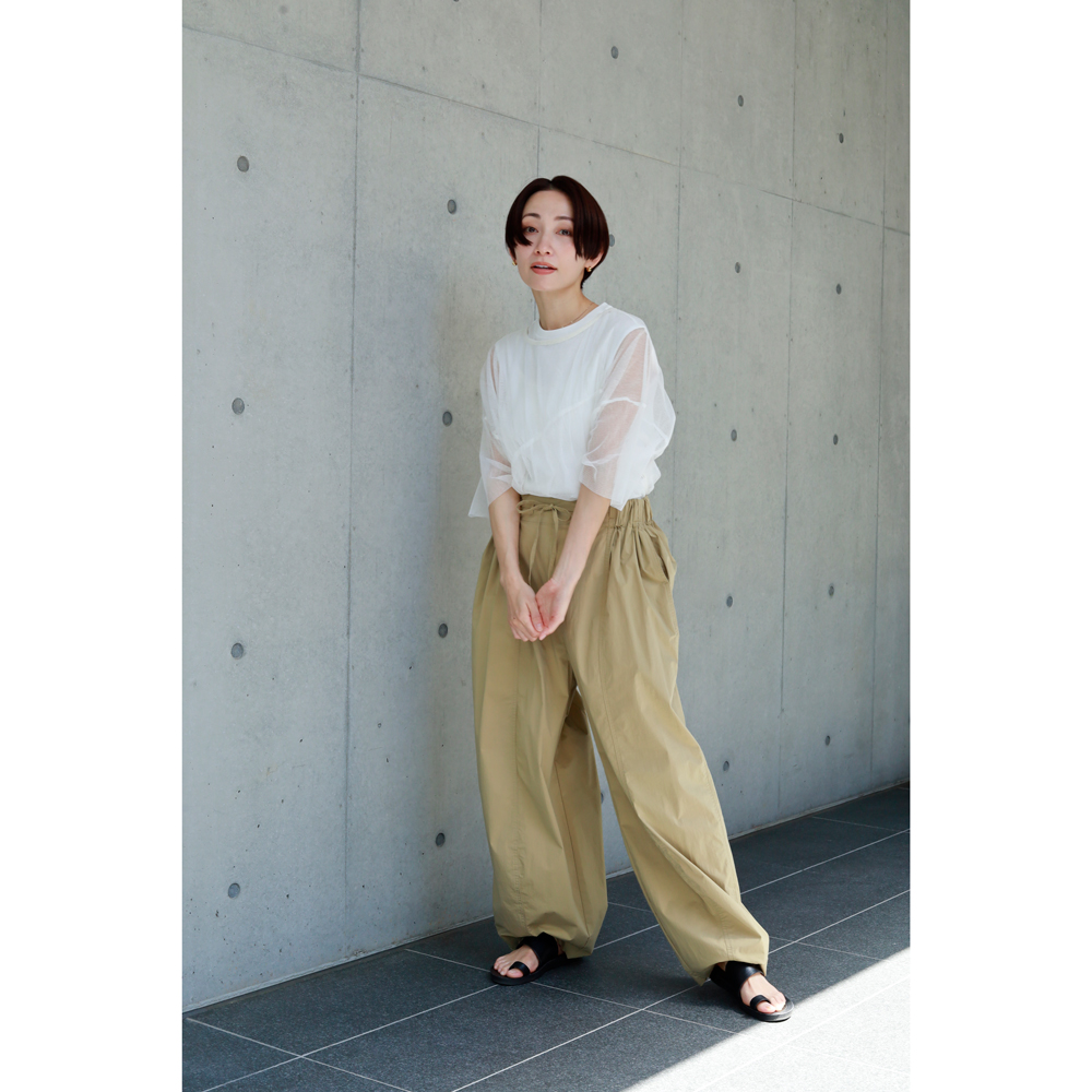 白メッシュプルオーバー × ベージュのワイドパンツ_3 