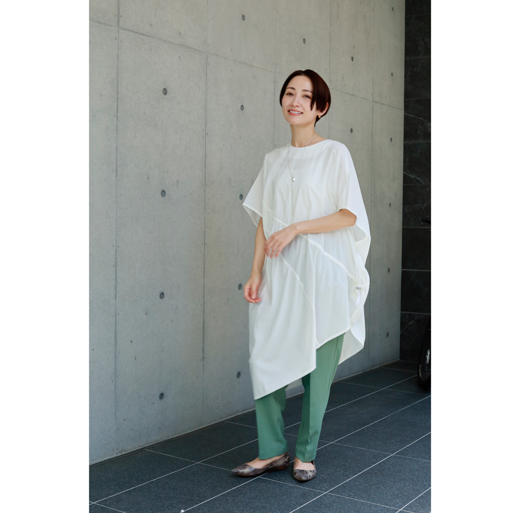 白チュニックブラウス × スモーキーグリーンのクロップドパンツ