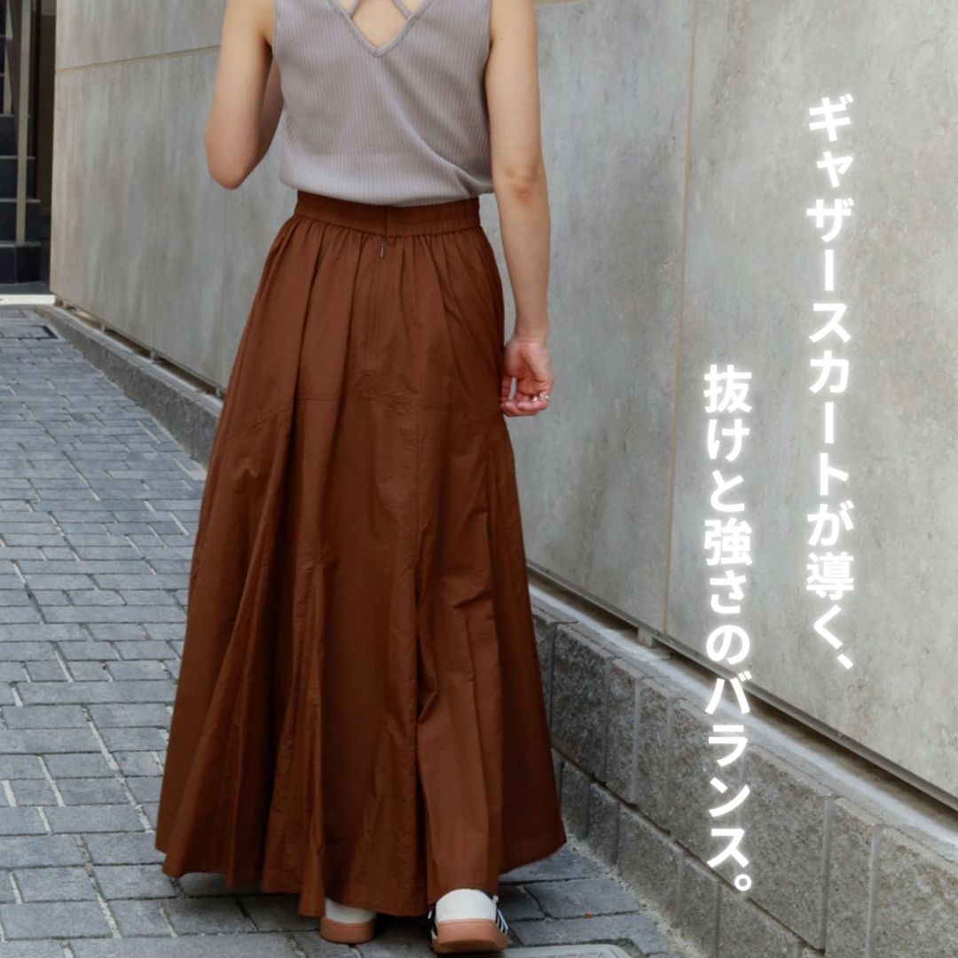 ギャザースカートが導く、抜けと強さのバランス。
