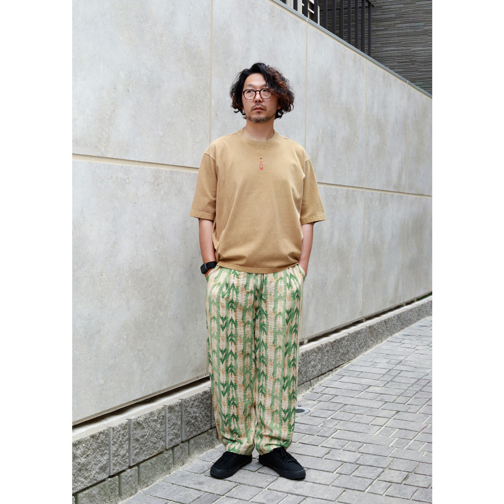 パターンイージーパンツ／リズムのある柄と、力の抜けたTシャツのバランスが絶妙。_スタイル