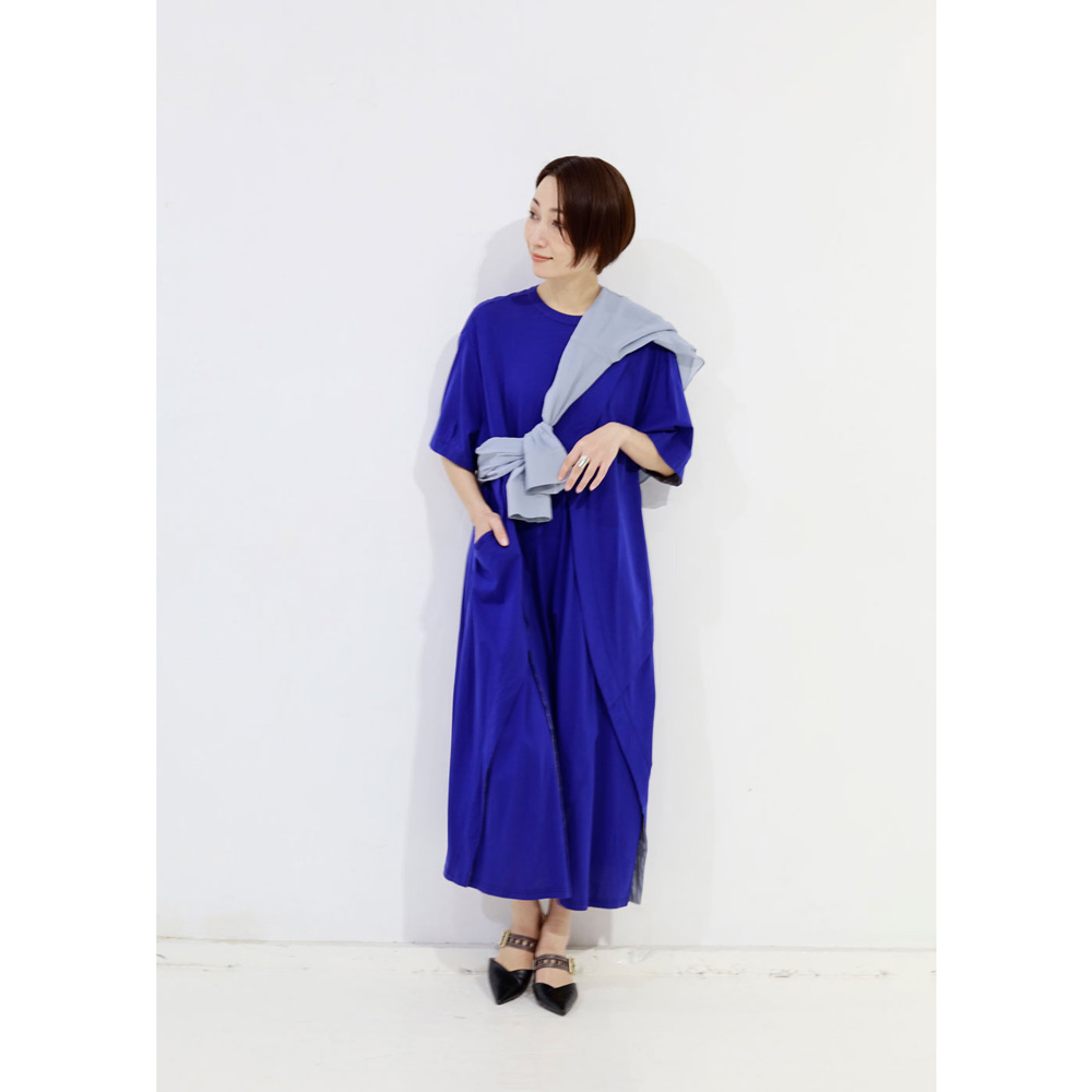 【Style 4】シャープな印象の「モード系」ワンピース