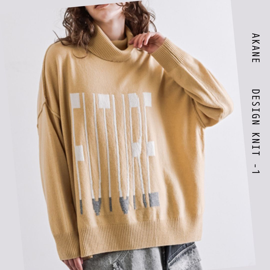 余裕をまとうロゴニット。 抜け感と遊び心で魅せる、大人のロゴニット