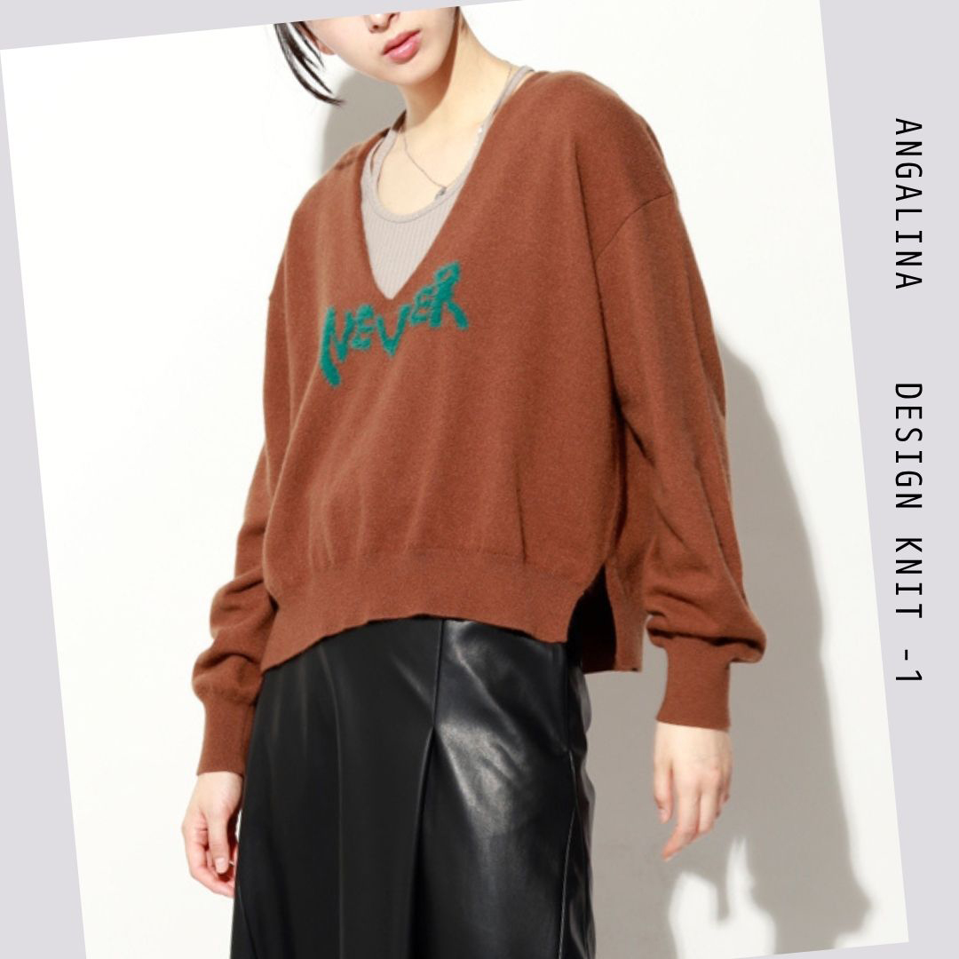 “強さと抜け感”を宿すロゴニット。 ニュアンスとエッジを両立する大人の一枚