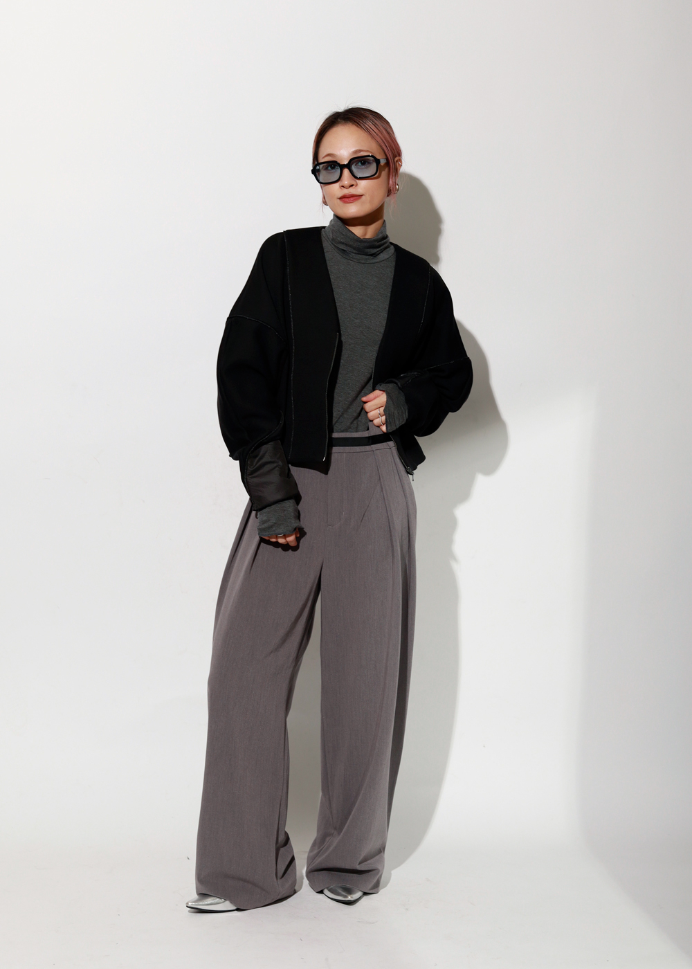 チャコールグレー — 黒より柔らかく、影のように引き締まる