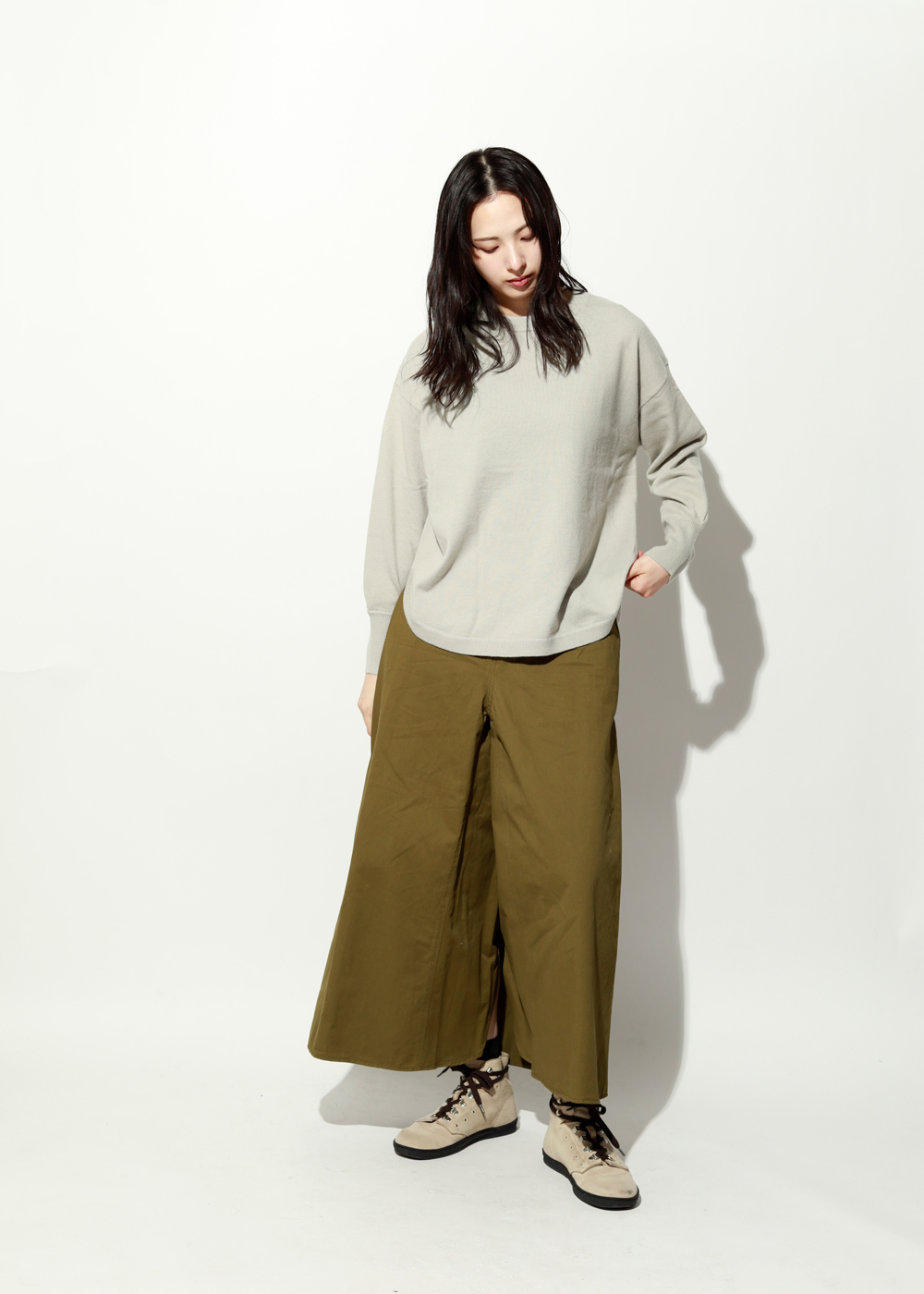 グレージュ（明度低め）— 影色効果で縦ラインが強調される