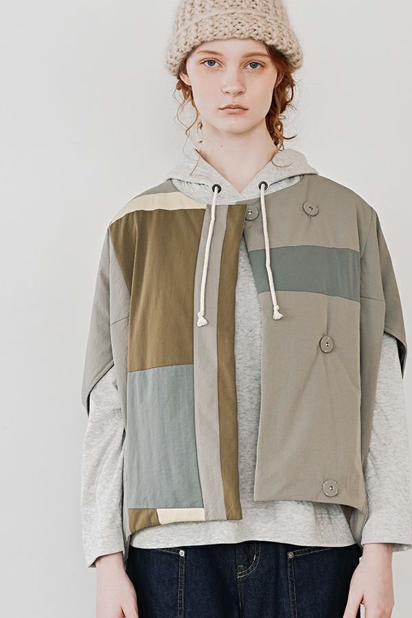 akaneブランドの配色パッチ中綿ベスト