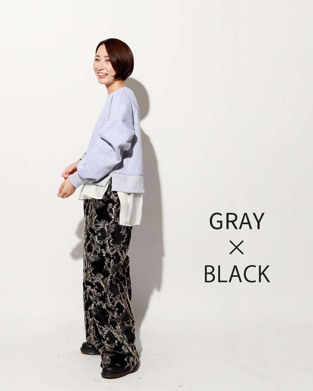 グレースウェット×黒ジャガードパンツで、華やぎと温もりを