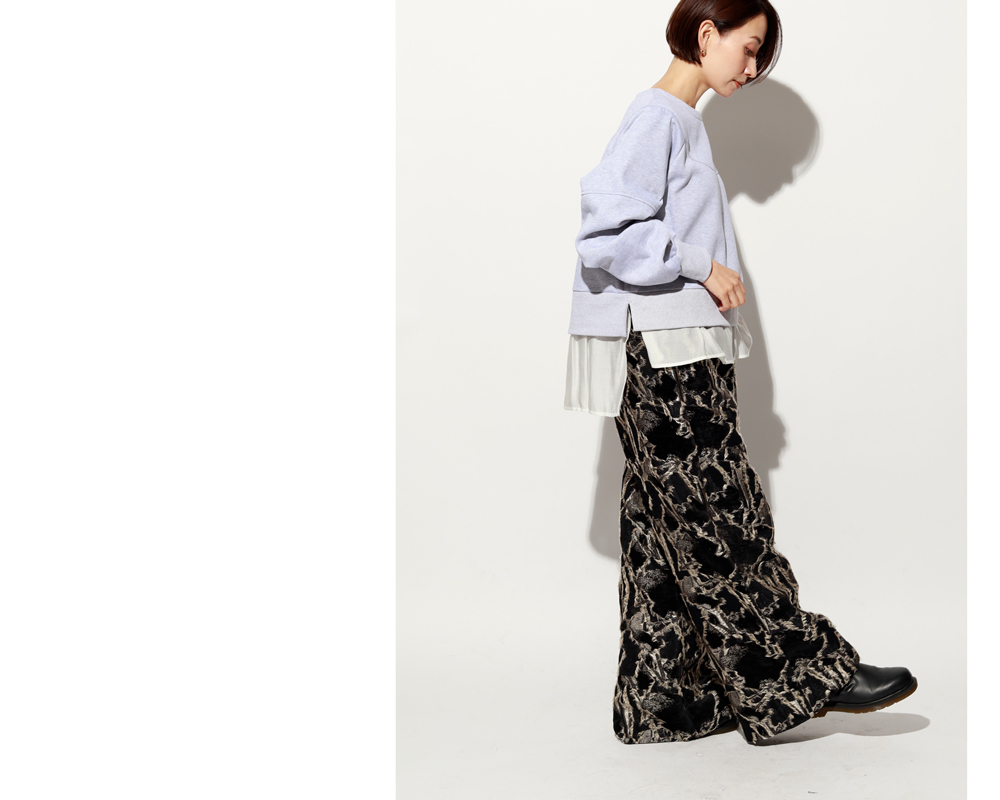 グレースウェット×黒ジャガードパンツで、華やぎと温もりを_2