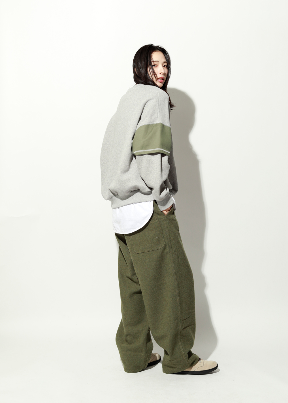 “シェア服”に最適な25AWアイテム3選_オーバーサイズのスウェット_2