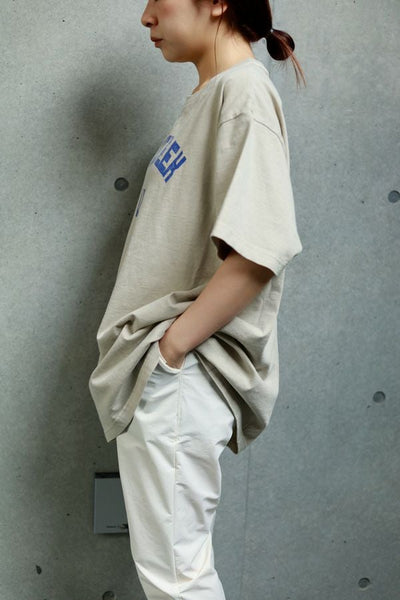 グレー