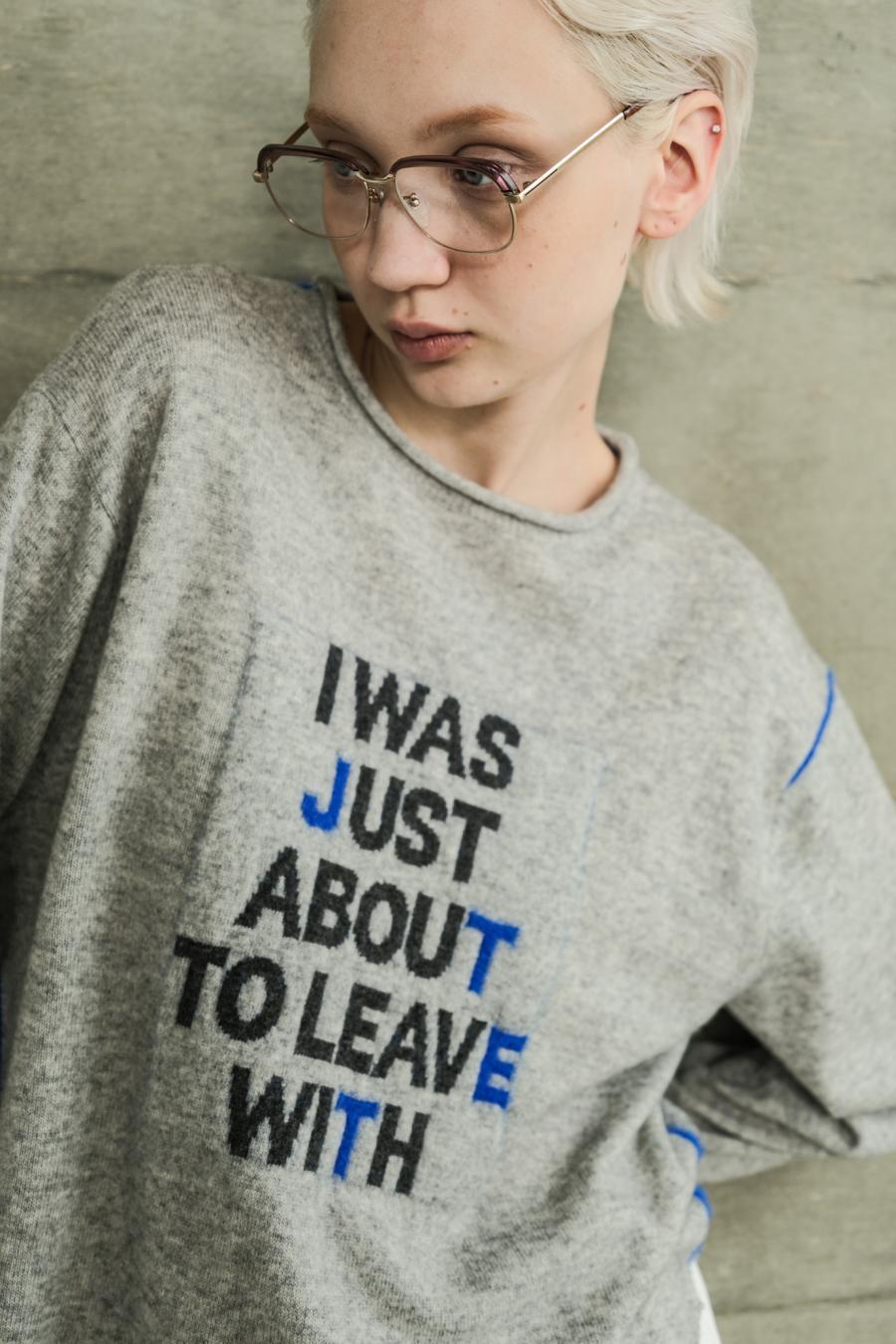 Round Slit Logo Pullover