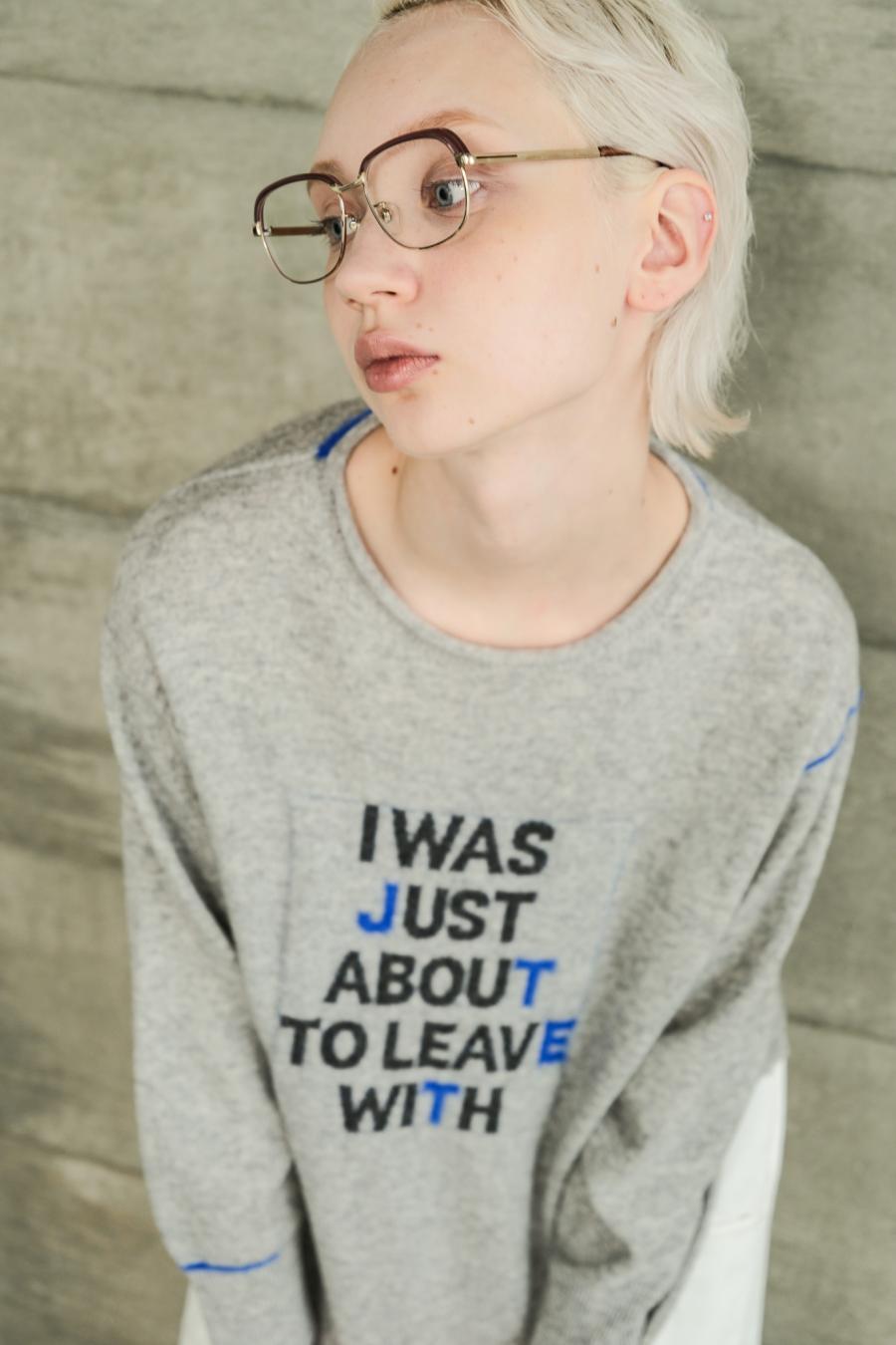 Round Slit Logo Pullover